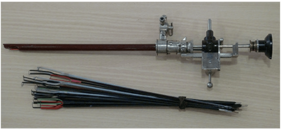 Rezum, Nereden Nereye? Kapalı Tekniklerin Karşılaştırması Üroloji kariyerim 34 sene önce, o günkü ismi ile İzmir Atatürk Eğitim ve Araştırma Hastanesinde başladı ve ilk yaptığım ameliyat “açık prostat” cerrahisi oldu. Bu teknik kendi özelinde kabul edilebilir bir mantığa, uygulama alanına sahip olsa da benim nazarımda vahşi diyebileceğim kadar kaba bir cerrahidir. Çünkü irileşen iyi huylu prostat dokusu parmak yardımıyla olduğu yerden adeta sökülürcesine, yolarcasına çıkarılır. Bugünün üroloji pratiğinde çok itibar görmediğini ve hayli az sayıda vakada açık cerrahi teknik uygulandığını düşünüyorum. Güncel pratiğimde yoğun olarak uyguladığım Rezum tekniğiyle açık prostat cerrahisini karşılaştırmak hayli insafsızlık olur. Çünkü açık cerrahi; en az 10cm cilt kesisi, mesanenin (idrar torbası) açılması, irileşen iyi huylu prostat parçasının yolunması, dokunun çıkarıldığı sahanın (loj) dikişlerle tamiri, açılan dokuların içeriden dışarıya doğru tabaka sırasına uygun şekilde dikilerek kapatılması demektir. Oysa Rezum hastanede kalmayı dahi gerektirmeyen, sıcak su buharıyla idrar akışını engelleyen prostat dokusunun yok edilmesi, idrar akışının kolaylaştırılmasıdır. Rezum Tedavisi: Nereden nereye !!! Açık prostat cerrahisini terk edişimiz, en azından uygulama sıklığı olarak hayli azaltmamız şüphesiz hemen olmadı. Geçişten çok dönüşüm süreci olarak ifade etmeyi tercih edeceğim bu dönemde çok sayıda cerrahi yöntem geliştirildi, hemen hepsini yoğun bir şekilde uyguladım, etki ve yan etkilerini hastalarımla birlikte yaşadım. İdrar atımını sağlayan sistemin vücut dışına açılan noktası iyi huylu prostat büyümesine yönelik cerrahilerin geliştirilmesine olanak tanıdı. Penis ucundan idrar kanalına girilerek irileşen prostat dokusuna ulaşılması, bu dokunun elektrik akımı kullanılarak küçük parçalara ayrılıp (Resim 1) çıkarılması (TURP) işlemi ilk olarak 1926 yılında Amerika Birleşik Devletleri (ABD)’ nden uygulandı. Kıta Avrupası ve Türkiye’ de ürologlar TURP yöntemine çok uzun süre daha temkinli yaklaştılar. İyi huylu bir hastalığın cerrahisi sırasında veya sonrasında yaşanabilecek yan etkilerin ilk dönemlerdeki uygulamalarda ölümle sonuçlanma potansiyeli, yöntemi öğretebilecek ürologların ABD gibi uzak ülkede yaşıyor olması, optik sistemlerin ve doku kesici enerji sistemlerinin henüz gelişme sürecinin başlarında olması bu gecikmenin temel nedenleri olarak kabul edilebilir. TURP tekniğiyle yüksek tedavi başarısı elde edilmesine rağmen hekimlerin ve teknolojinin arayışı durmadı. Çünkü, TURP etkin bir yöntem olsa da yan etkileri görmezden gelinemeyecek kadar fazlaydı. Özellikle doksanlı yıllar öncesinde TURP cerrahisi sonrası idrar kontrol sorunlarının çok sık yaşanması, operasyon sırasında gelişen kanamanın kontrol edilmesindeki zorluklar, ameliyat süresinin uzunluğu, cinsel yaşama olumsuz etkiler hekimleri ve hastaları sürece temkinli bakmaya sürüklüyordu. Tam böylesi sorunların zihinleri meşgul ettiği günlerde klinik kullanıma Yeşil Işık (GreenLight) Lazer Ameliyatı geldi (Resim 2). Bu teknik; prostat dokusunu çıkarmadan, olduğu yerde, lazer enerjisinin ısı etkisiyle buharlaştırarak ortadan kaldırıyordu. Göreceli kısa ameliyat süresi, yan etki sıklığının azlığı, cinsel yaşama ilişkin yan etki oranının düşük olması yüksek maliyetine rağmen cazibe kazanmasını sağladı. Bir anlamda; cerrahların çıkardıkları dokunun miktarından haz bulma ihtiyaçları diğer tarafta hastaların beklentileri zaman içerisinde Holmiyum Lazer (HoLEP) yönteminin geliştirilmesiyle sonlandı (Resim 3). Hekimin fotoğraflarla dökümante ederek hastaya ve yakınlarına gösterdiği prostat dokusuyla dolu kapların gurur verici etkisi karşılığında göreceli uzun ameliyat süresi, cinsel yaşama %80 düzeyinden fazla olumsuz yan etki yöntemin yüksek başarı oranına leke düşürdü. Ürologlar çıkan dokunun miktarına göreceli olarak öncelik verseler de hastaların etkin ve kalıcı tedavinin yanı sıra uygulama sonrası en az yan etki, mümkünse ağrısız süreç yaşama isteği, kısa hastane kalışı tercihi arayışların devam etmesini sağladı. Bu beklentiler Rezum tekniği klinik kullanıma girdi. Diğer tekniklerde olduğu gibi Rezum yönteminde de tedavi optik sistemle penis içerisindeki kanala girilerek gerçekleştirilir. İrileşerek idrar akımını engelleyen dokuya ulaşıldığında Rezum Probundaki tetik mekanizması kullanılarak sistemin ucundaki iğne saplanarak 9sn süreyle dokuya su buharı verilir (Resim 4). Sıcağın etkisiyle iyi huylu büyüyen dokular canlılıklarını zaman içerisinde yitirirler ve idrar atım zorluğu ortadan kalkar. Diğer kapalı tekniklerden farklı olarak, Rezum uygulamasının ardından mesane yıkamasının gerekmemesi çok daha ince idrar sondası kullanımına olanak tanır. Ayrıca, idrarın sürekli boşaltılmasının gerekli olmaması, işlem sırasında ve sonrasında kanama gelişme ihtimalinin çok düşük olması avantajlarıdır. Cinsel yaşama yan etkisinin olmaması hastaların Rezum uygulamasını diğer tekniklere göre daha fazla tercih etmelerine neden olmaktadır. Rezum dışındaki kapalı tekniklerde boşalma sırasında meninin dışarı gelmeme ihtimali %80 düzeylerindedir. Rezum uygulamasında bu yan etki %5 oranından azdır. Sonuç olarak; herhangi bir sağlık sorununun çözümünde hastaların haklı beklentisi kısa sürede etkili tedavinin en az yan etkiyle, can acıtmadan sağlanmasıdır. İyi huylu prostat büyümesinin girişimsel tedavisinde erkeklerin beklentilerinin tümünü karşılayabilme gücüne sahip bir yöntemdir